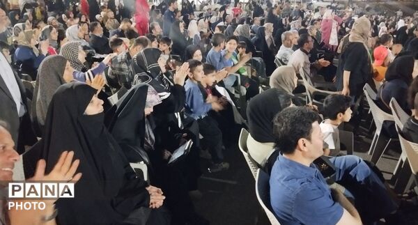 پیوند عشق و ایمان در دلِ جمعیت 