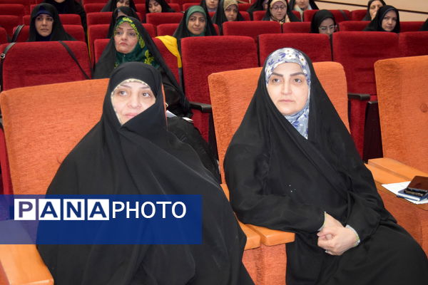 نشست توانمندسازی مدیران منطقه ۱۴ با محوریت مدیریت مدرسه‌محور و تحول آموزشی