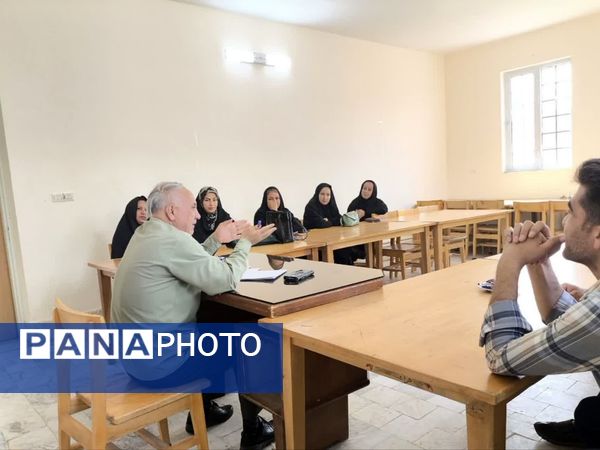جلسه انجمن اولیا و شورای دانش آموزی در راستای برنامه‌ریزی هفته معلم