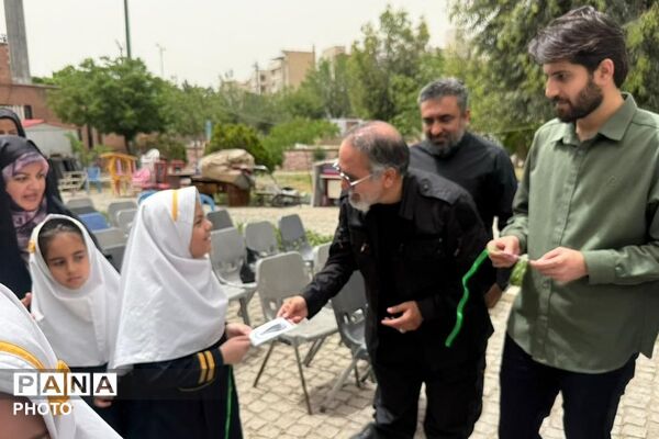 کاشت نهال در هفته معلم به نیابت از شهدای فرهنگی و دانش‌آموز در فرهنگسرای ولاء ناحیه دو شهرری 