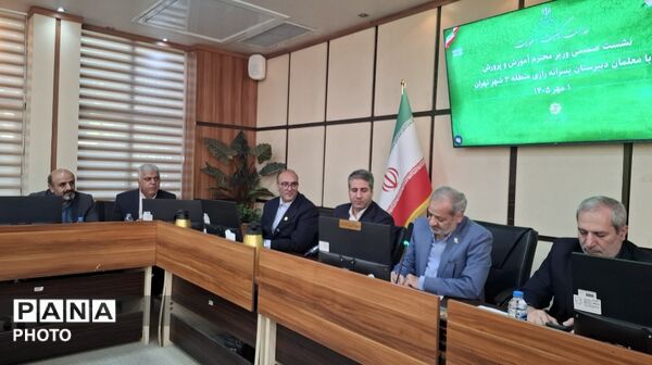 نشست صمیمی وزیر آموزش‌ و پرورش با معلمان دبیرستان رازی