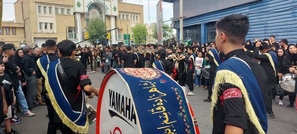 استقبال عزاداران حسینی از کاروان نمادین اسرای کربلا در قم