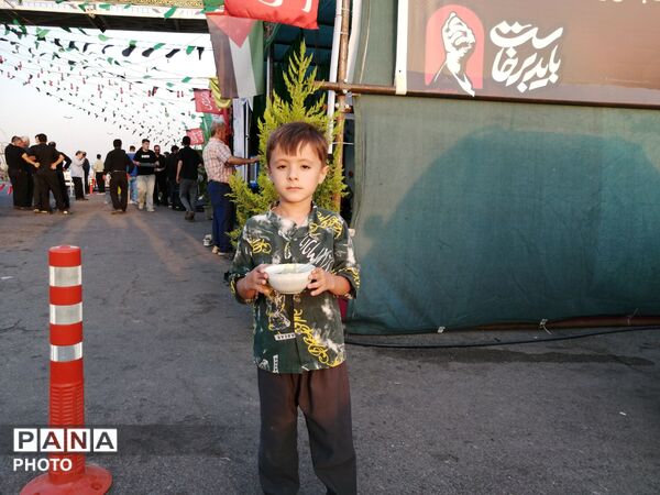  خدمت صادقانه خادمان و پذیرایی گرم از زائران در موکب تنکمان