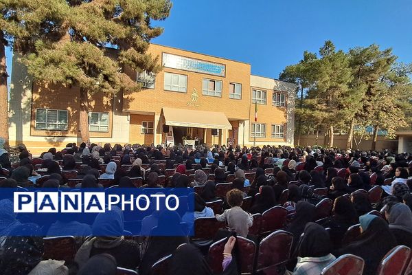 مراسم راز و رهایی؛ پنجره‌ای به دنیای دو نسل در دبیرستان نمونه‌دولتی ولایت بهارستان‌دو