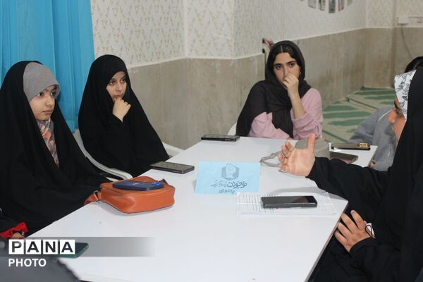 پاتوق دختران نوجوان مبارز در سملقان 