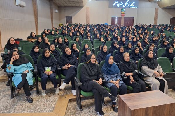 تجلیل از دانش‌آموزان رتبه‌های برتر دبیرستان پویش ناحیه 3 شیراز 