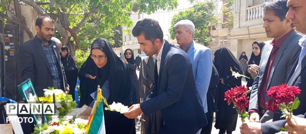 معلم شهید، آبروی محله 