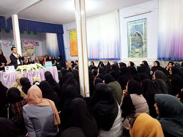 اولین جلسه انجمن اولیا دبستان سمیه کاشمر