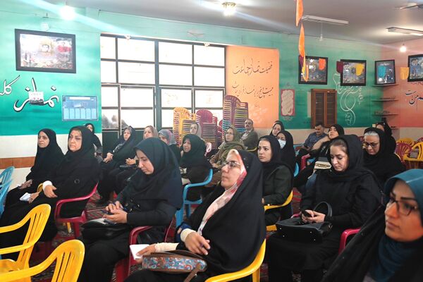 برگزاری جلسه آموزش خانواده در دبیرستان شاهد شهید قاسم سلیمانی