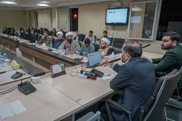 نشست رئیس انجمن اسلامی کل کشور با مسئولان انجمن‌های اسلامی استان کرمانشاه 