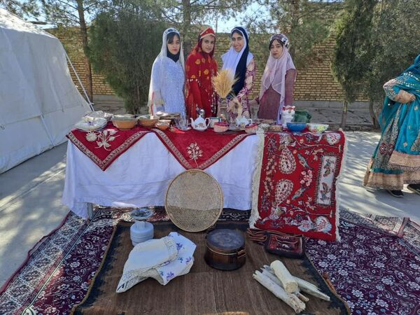 جشنواره بومی و محلی در دبیرستان سمیه شهرستان خاتم