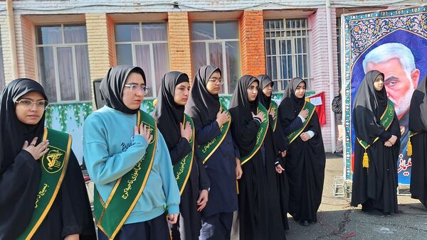 تشییع شهید گمنام در دبیرستان فاطمیه ناحیه یک کرج