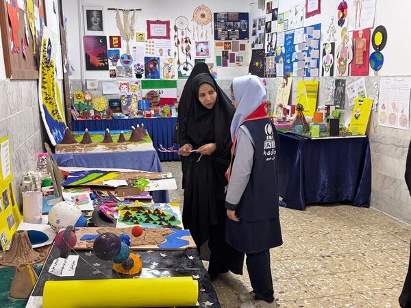 نمایشگاه آثار فرهنگی هنری و دست سازه‌های دانش آموزی در دبستان دخترانه فرهنگیان ۲