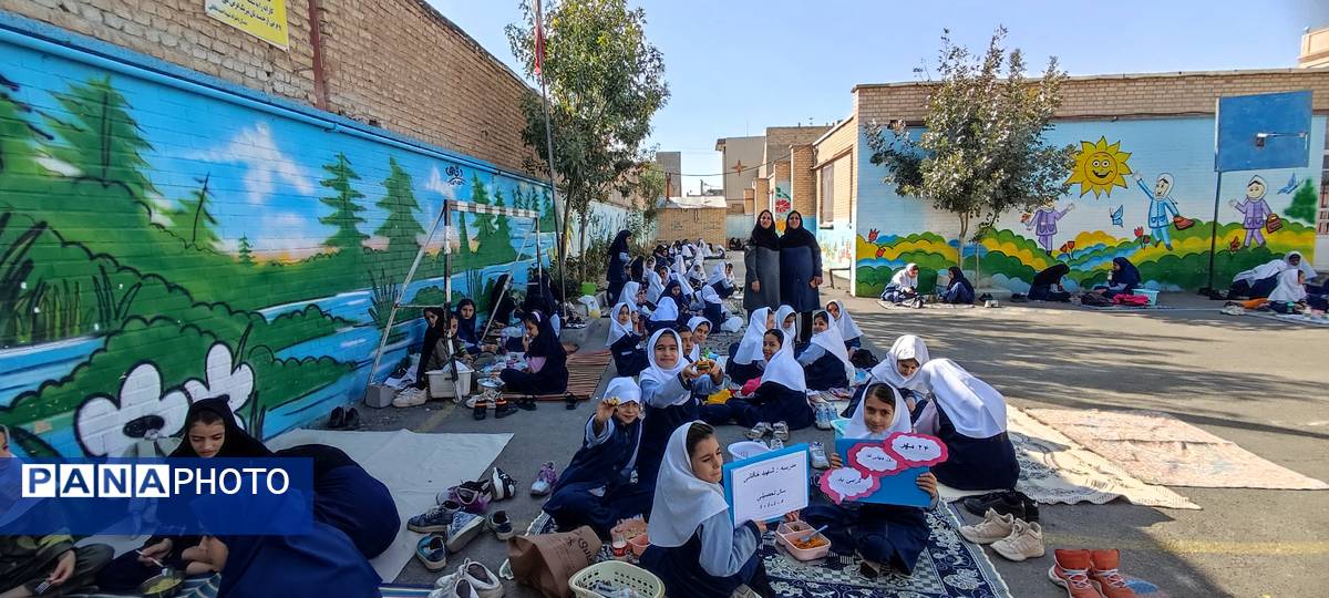 نهار سالم به مناسبت روز جهانی غذا و پوکی استخوان در مدرسه شهید خاقانی شیروان