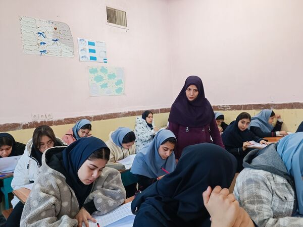 رقابت دانش‌آموزان در آزمون سنجش عملکردی مدرسه دخترانه ایثار