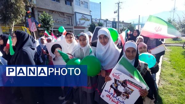 دانش آموزان دبستان بی بی کیا در راهپیمایی ۱۳ آبان