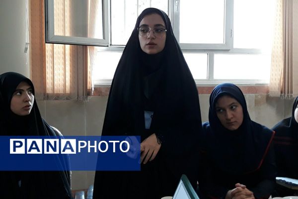 رقابت دانش‌آموزان منتخب در انتخابات منطقه‌ای شورای دانش‌آموزی بهارستان دو