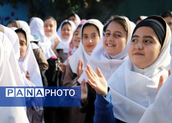 صبحگاهی غرق در علم و شادمانی در آموزشگاه جمهوری اسلامی ناحیه یک شهرستان بهارستان 