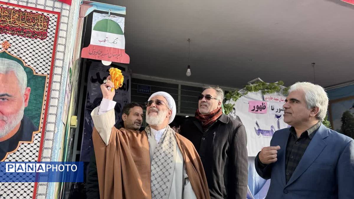 نواخته شدن زنگ انقلاب در مدارس شهرستان مرند