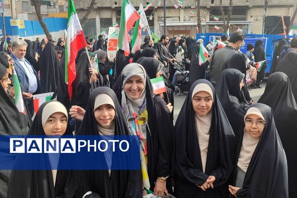 حضور اقشار مختلف مردم شهرری در راهپیمایی ۲۲ بهمن