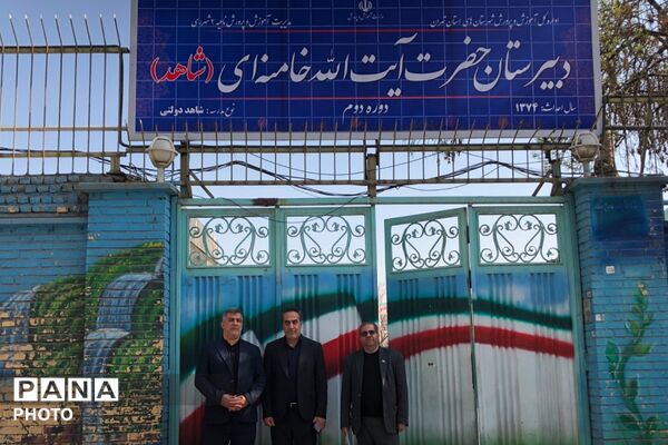 آیین سپاس مربی با حضور پیشتازان سازمان دانش آموزی در ناحیه دو شهرری 