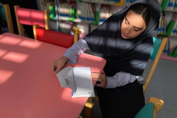 دانش‌آموزان دبیرستان نگین‌دانش ورامین میهمان کتابخانه رازی شدند
