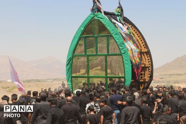 آیین نخلبرداری روز عاشورا در روستای علی آباد پیشکوه تفت