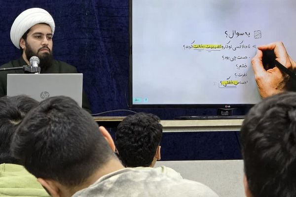 حضور دانش‌آموزان معتکف ناحیه دو شهرری در جلسات بصیرتی