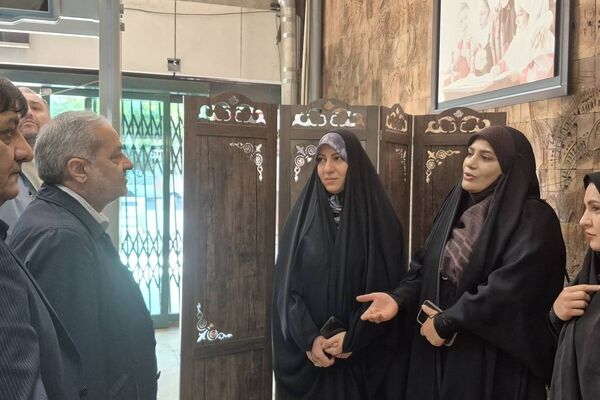 حضور میدانی وزیر آموزش‌وپرورش در ورودی وزارتخانه؛ گفت‌وگوی مستقیم با مراجعان