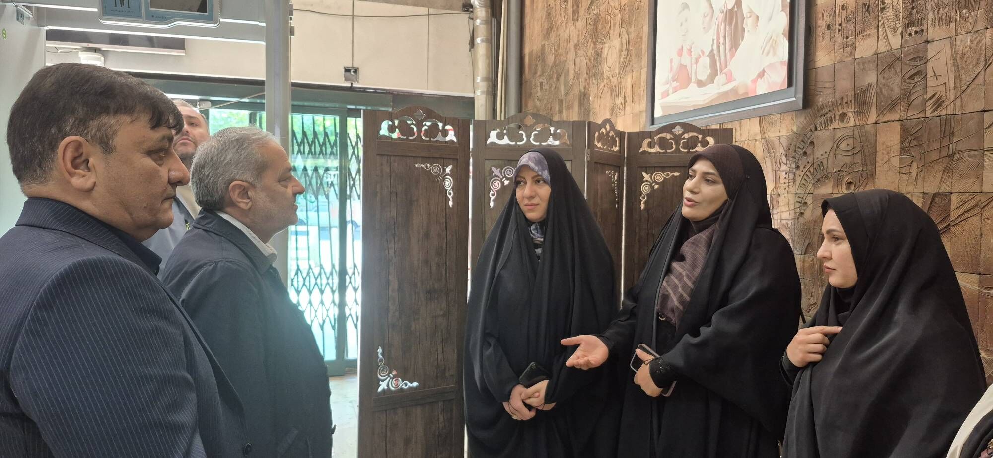 حضور میدانی وزیر آموزش‌وپرورش در ورودی وزارتخانه؛ گفت‌وگوی مستقیم با مراجعان