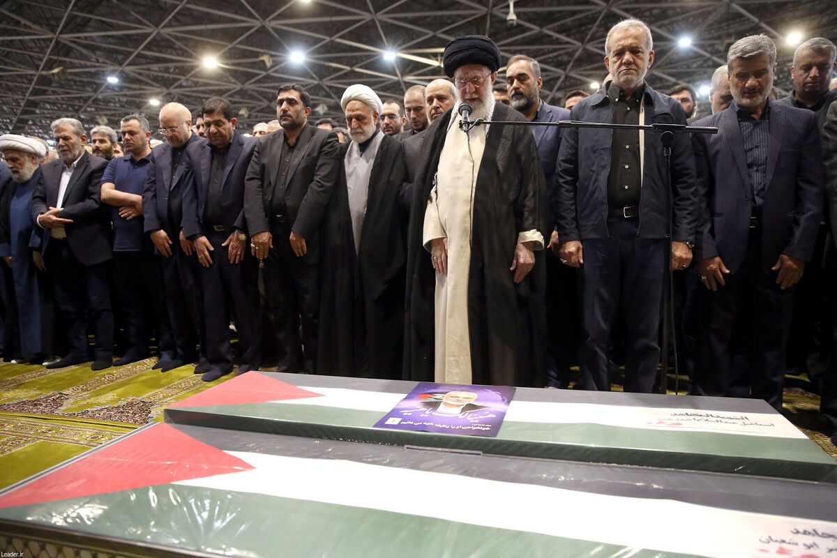 رهبر معظم انقلاب بر پیکر شهید اسماعیل هنیه نماز اقامه کردند
