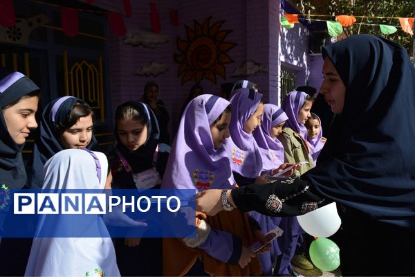 جشن میلاد حضرت زینب(س) با حضور مادران پرستار در دبستان علویان بهارستان‌دو