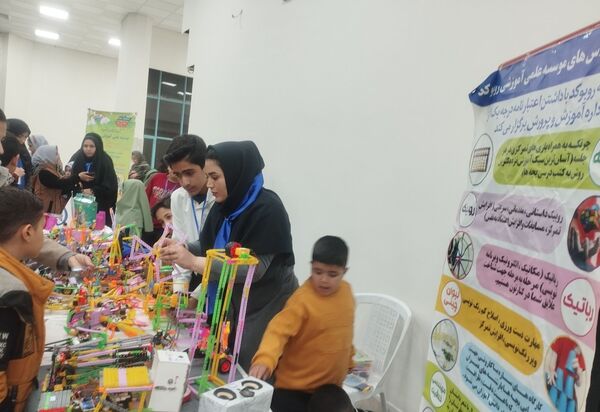 نمایشگاه  آثار پژوهشی وفن آوری در فرهنگسرای سیمرغ