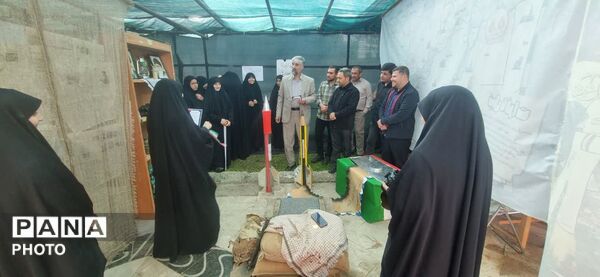 حضور معاون تشکیلات سازمان دانش‌آموزی در غرفه «نوجوان مبارز» 