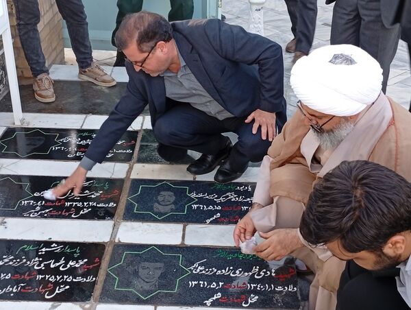 عطر افشانی و گلباران مزار شهدا توسط مسئولین کاشمر به مناسبت هفته دولت