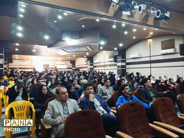 پژوهشگران جوان خرم‌آباد در آیین تجلیل جشنواره پژوهش‌سراها خوش درخشیدند