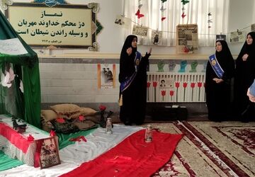 جلوه هایی از نمایشگاه مدرسه انقلاب در دبیرستان حضرت خدیجه(س) جعفرآباد 