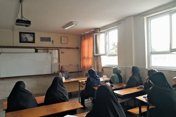 جلسات آموزشی در دبیرستان شاهد علامه طباطبایی ناحیه 2 شهرری 