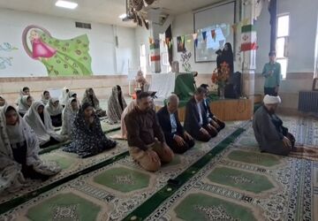 اقامه نماز جماعت در نخستین روز سال تحصیلی با حضور مسئولان آموزش و پرورش شهریار در دبیرستان زینبیه۲