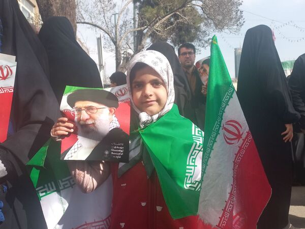 حضور دانش آموزان دبستان نرجس در راهپیمایی ۲۲بهمن 