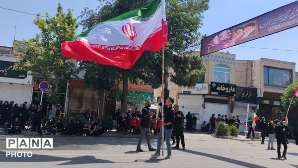 خیابان امام در روز تاسوعای حسینی حال و هوای دیگری میدهد 