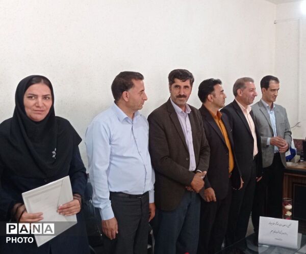 تجلیل از معلمان و مدیران منتخب ابتدایی بیرانوند در آیین زنگ سپاس