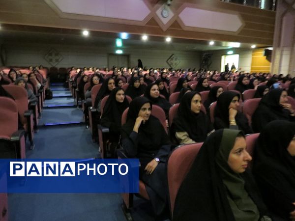 دیدار مشاور وزیر در امور زنان با دانشجویان دانشگاه فرهنگیان 