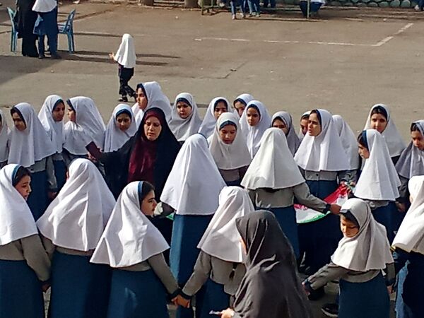 استقبال مدرسه حجاب از ۲۲بهمن 
