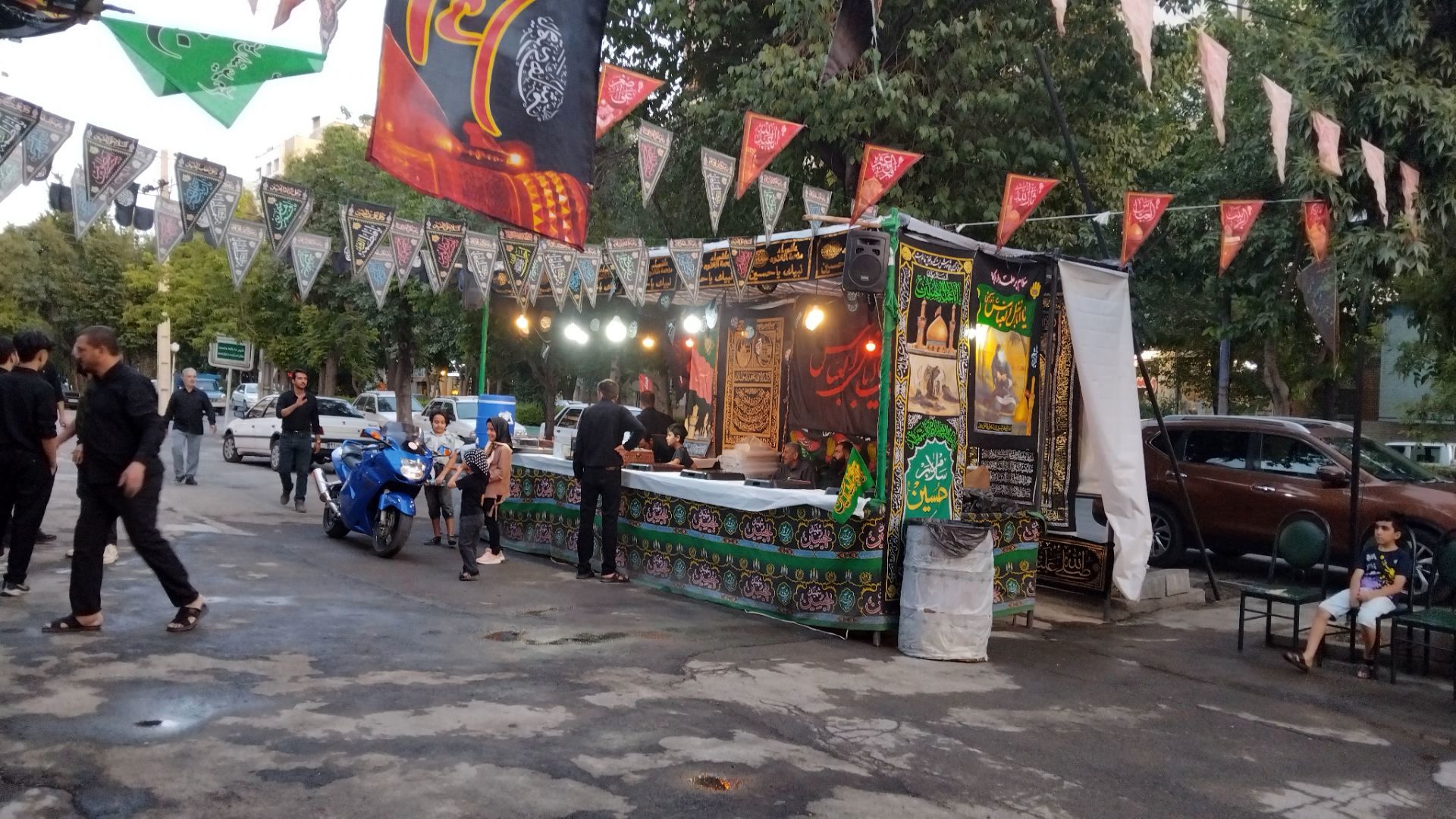 موکب‌های عزاداری‌، پذیرای عزاداران حسینی بودند