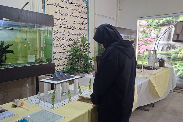 نمایشگاه دست‌سازه‌های دانش‌آموزی مدرسه نمونه دولتی ارشاد قرچک