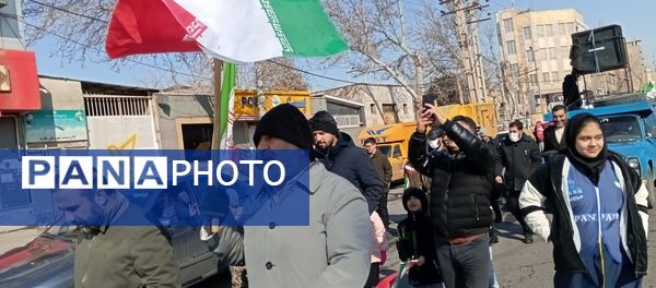 مردم غیور ملارد با حضور پرشور خود در راهپیمایی ۲۲ بهمن، ثابت کردند که همچنان پای انقلاب اسلامی ایستاده‌اند.