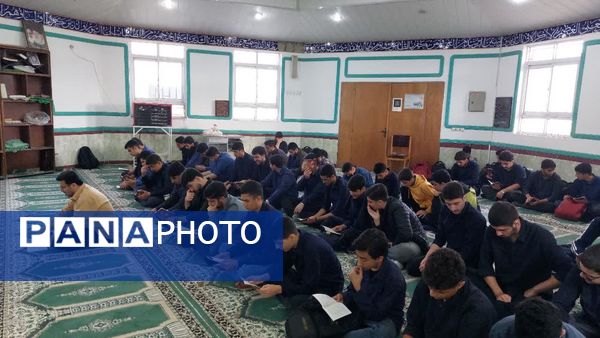 برگزاری نماز جماعت و زیارت عاشورا در دبیرستان شاهد
