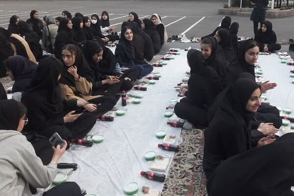 برگزاری مراسم افطار و طعام در دبیرستان فتح المبین ناحیه دو شهرری 