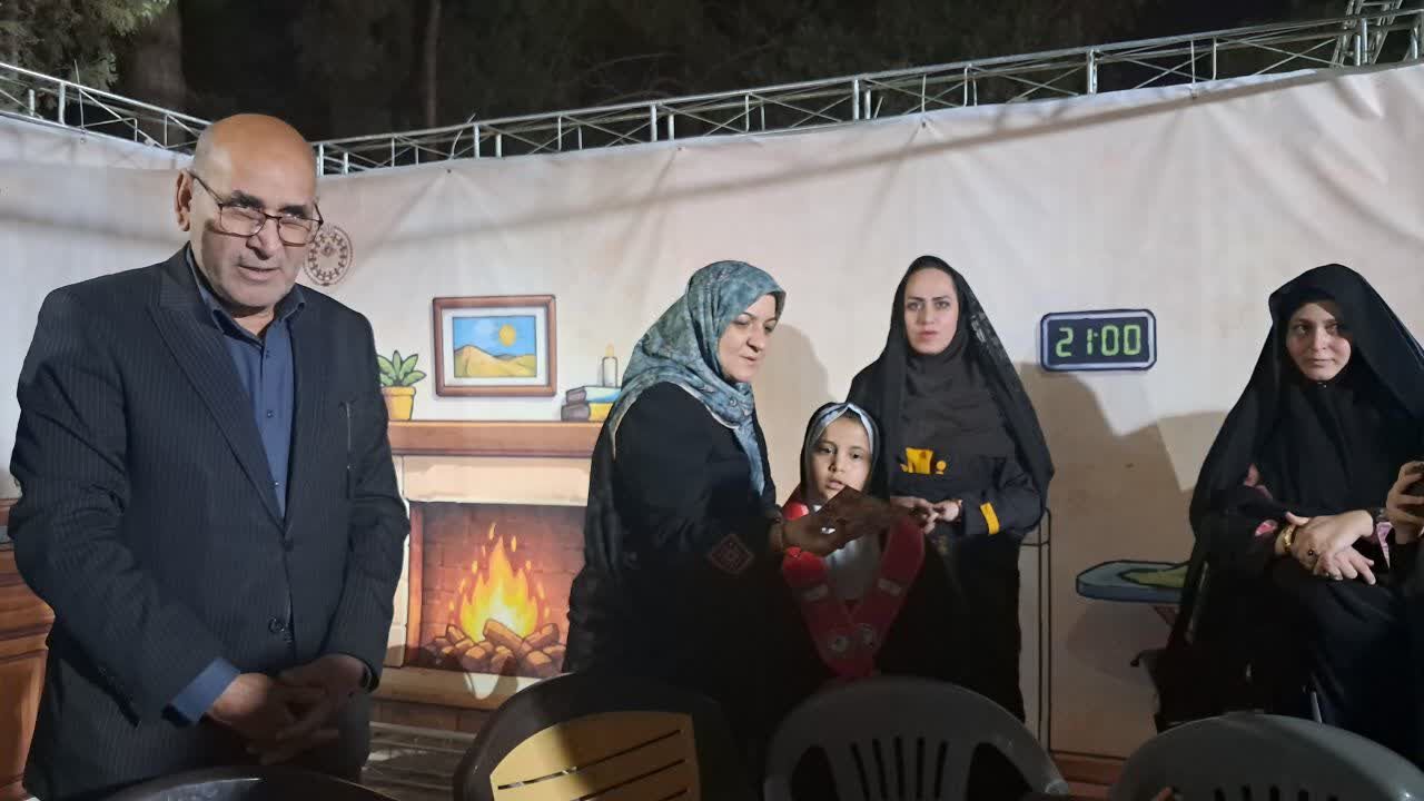 بازدید مدیرکل آموزش و پرورش یزد از غرفه‌های «فرهنگ‌سازی مصرف انرژی» 